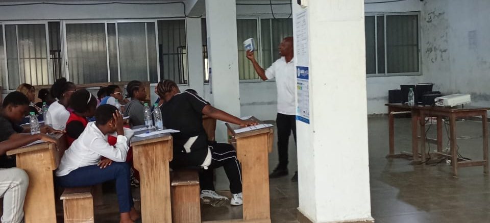Présentation théorique d une formation aux premiers secours devant des élèves à Douala